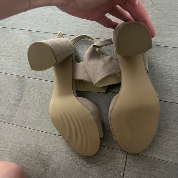 Like new Expression sandals - Picture 3 of 4